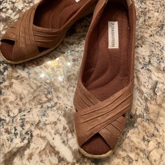 Grasshoppers Shoes Size 7 Open Toed Bronze Wedge - Picture 1 of 6